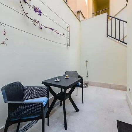 Urban Black Apartman *