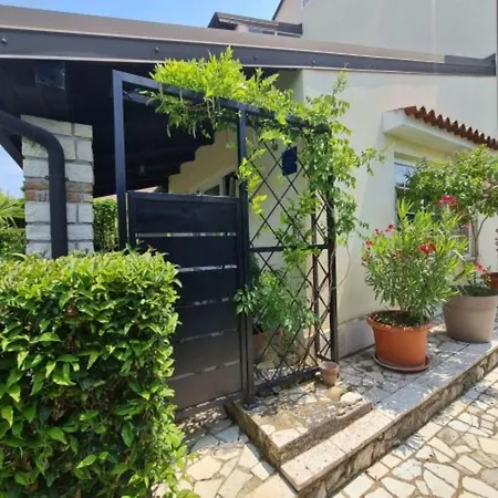 Urban Black Apartman *